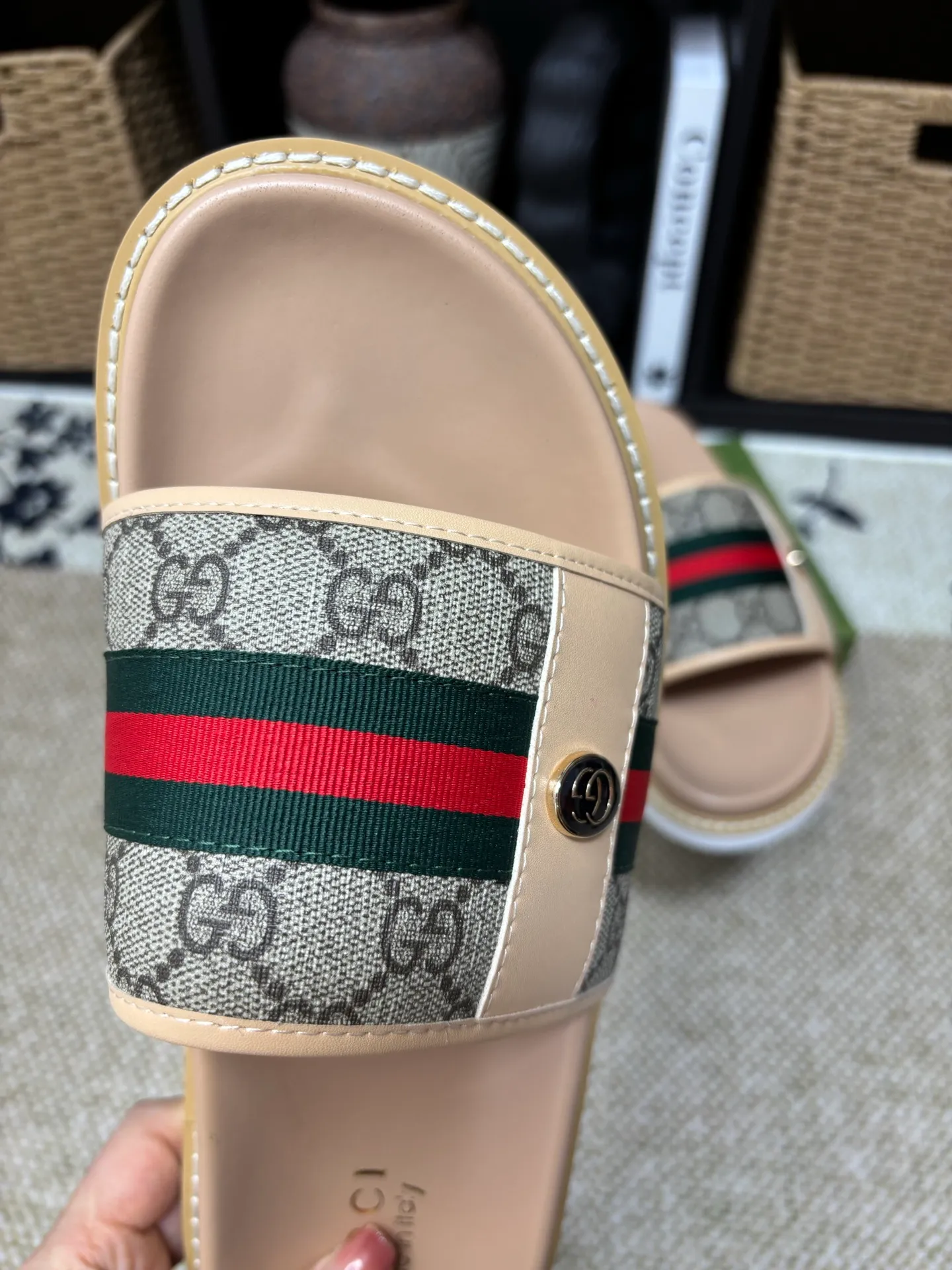 Factory 💰 300 yuan Gucci slippers] high-end men's shoes brand official website 1:1 latest masterpiece: original mold customization, the fabric is made of imported original materials, upgraded outsole, lighter and non-slip. The market's top quality, simple yet tasteful, a must-have for fashionistas, fashionable at your feet, full of confidence, the same style at the counter 👍The season of summer slippers is here. Code: 38-45 (45 customized)